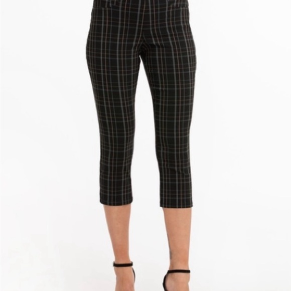 Ricki’s Black Stretch Capris - Picture 4 of 4